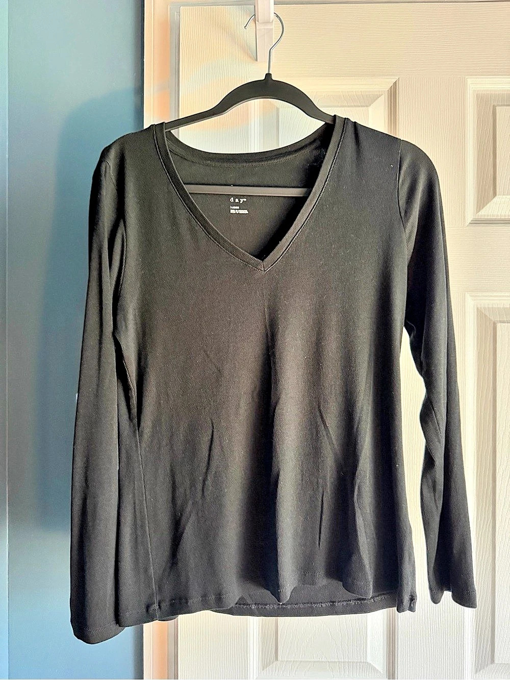 a new day Women's Long Sleeve V-Neck Black Large Like New